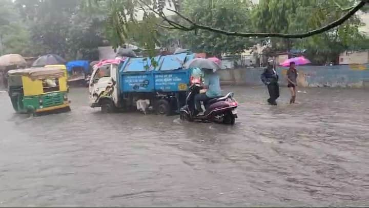 मछुआरों को चेतावनी: मछुआरों को समुद्र में न जाने की सलाह दी गई है। मौसम की स्थिति: अपतटीय ट्रफ और चक्रवाती परिसंचरण के सक्रिय होने से बारिश की संभावना बढ़ गई है।