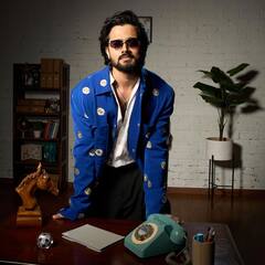 कभी कैफे में परफॉर्म करके कमाते था 5 हजार, आज वीडियोज के दम पर ये यूट्यूबर बना 122 करोड़ का मालिक, पहचाना?