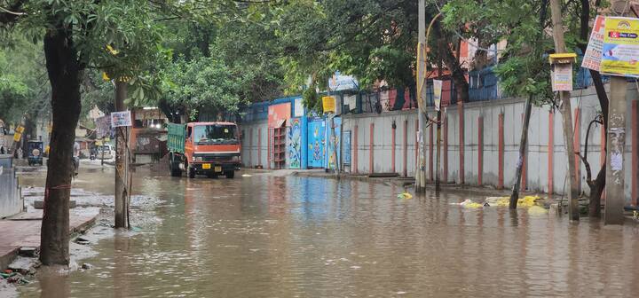 बारिश के कारण हुए जलभराव से पहियों की रफ्तार पर ब्रेक सा लग गया. कहीं गाड़ियां रेंगती नजर आईं तो कहीं घंटों लोग जाम में फंस कर परेशान होते दिखे.