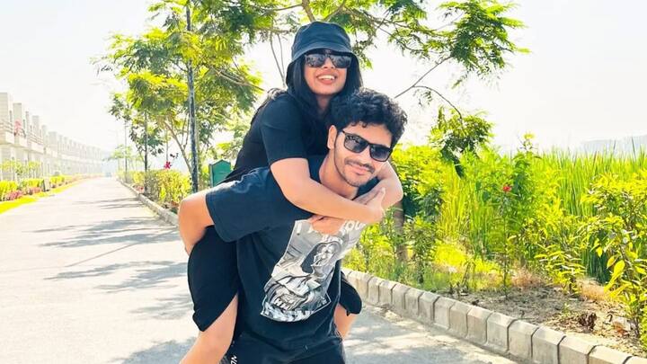 সব ঠিকঠাকই চলছিল, তবে মেয়ের সঙ্গে এহেন ছবি ও বার্তা শেয়ার করার পরে ফের নতুন করে শুরু হয়েছে গুঞ্জন। তবে দম্পতির মধ্যে সম্পর্কের সমীকরণ কী তা কেবল জানেন তাঁরাই।