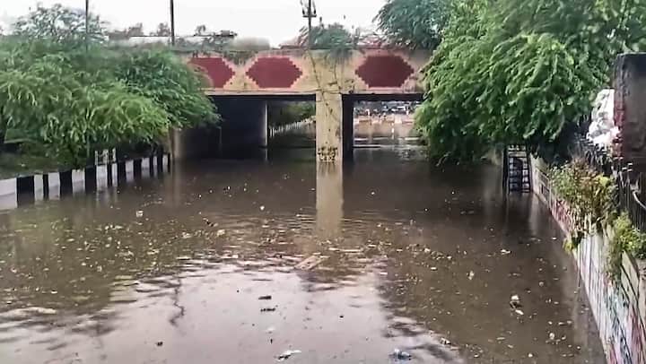 एक पुलिस अधिकारी ने कहा कि उन्हें लाल बहादुर शास्त्री अस्पताल ले जाया गया, जहां डॉक्टरों ने उन्हें मृत घोषित कर दिया. पुलिस उपायुक्त (पूर्व) अपूर्व गुप्ता ने कहा कि यह घटना नाले का एक हिस्सा खुला होने के कारण हुई. अधिकारी ने बताया कि लापरवाही के कारण मौत का मामला दर्ज कर लिया गया है और जांच जारी है. पुलिस के अनुसार, दक्षिण-पश्चिम दिल्ली के बिंदापुर में एक 12 वर्षीय लड़के की करंट लगने से मौत हो गई.