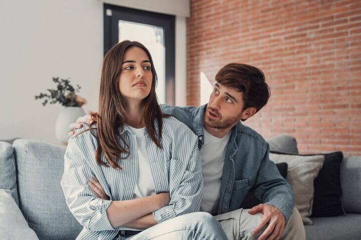 जब भी आप अपनी पत्नी को फोन लगा रहे हैं, तब वह लगातार बिजी आ रही है या आपके घर पहुंचते ही वह फोन रख देती है, तो आप समझ जाइए कि वह आपसे कुछ छुपा रही है.