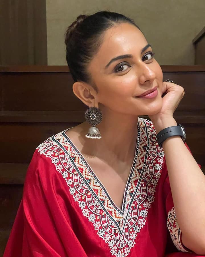 రకుల్ ప్రీత్ సింగ్ తన లేటెస్ట్ ఫోటోలను ఇన్స్టాలో పోస్ట్ చేసింది. రెడ్ కలర్ పైజామా డ్రెస్లో రకుల్ అందంగా ముస్తాబై ఫోటోలకు ఫోజులిచ్చింది.(Images Source : Instagram/Rakul Preeth Singh)