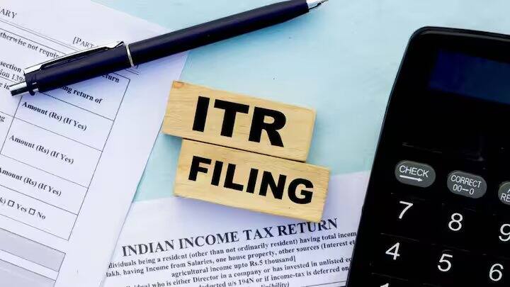 આ સિવાય જો તમે ITR ભરી રહ્યા છો અથવા નવું પાન કાર્ડ બનાવવા માંગો છો. પછી તમે તેમાં આધાર કાર્ડ એનરોલમેન્ટ આઈડીનો ઉપયોગ કરી શકતા નથી.