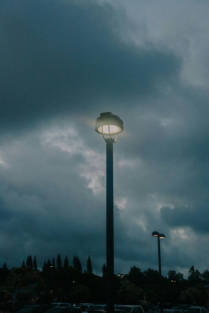 दरअसल पानी की बौछार बिजली के तारों पर गिरने से विद्युत ब्रेकर ट्रिप हो जाता है जिससे विद्युत शक्ति बंद हो जाती है. कभी-कभी इसके चलते बिजली टिमटिमाती नजर आती है.