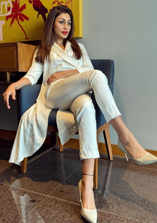 रिमी सेन काफी लग्जरी लाइफ जीती हैं. वे सोशल मीडिया पर अपनी तस्वीरें शेयर कर इसकी झलक भी दिखाती रहती हैं.