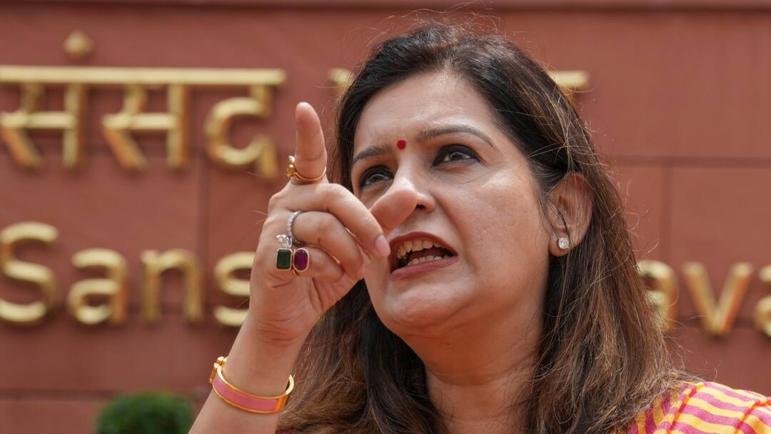 प्रियंका चतुर्वेदी का अश्विनी वैष्णव पर तंज, 'मोदी जी के रील मंत्री भड़क गए क्योंकि....' Priyanka Chaturvedi Shiv Sena UBT MP On Railway Minister Ashwini Vaishnaw प्रियंका चतुर्वेदी का अश्विनी वैष्णव पर तंज, 'मोदी जी के रील मंत्री भड़क गए क्योंकि....'