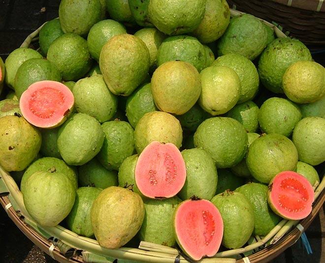 ਅਮਰੂਦ ਕਦੋਂ ਅਤੇ ਕਿੰਨੀ ਵਾਰ ਖਾ ਸਕਦੈ?  ਕਦੋਂ ਖਾਓ: ਅਮਰੂਦ ਖਾਣ ਦਾ ਸਭ ਤੋਂ ਵਧੀਆ ਸਮਾਂ ਭੋਜਨ ਤੋਂ ਬਾਅਦ ਹੁੰਦਾ ਹੈ। ਕਿੰਨਾ ਖਾਣਾ ਹੈ : ਇੱਕ ਵਾਰ ਵਿੱਚ ਇੱਕ ਜਾਂ ਦੋ ਤੋਂ ਵੱਧ ਅਮਰੂਦ ਨਹੀਂ ਖਾਣੇ ਚਾਹੀਦੇ।