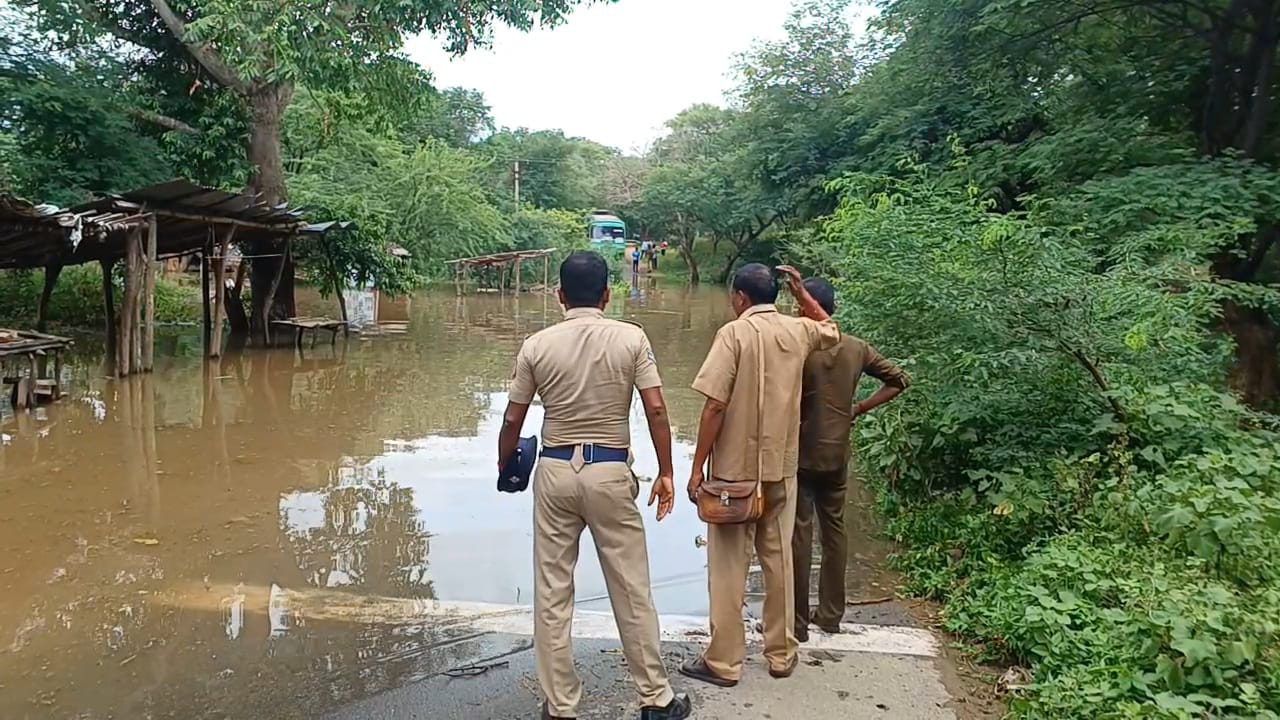 காவிரி ஆற்றில் பெருவெள்ளம்... ஒகேனக்கல்லில் குடியிருப்புகளை சூழ்ந்த தண்ணீர்..மூழ்கிய சாலை