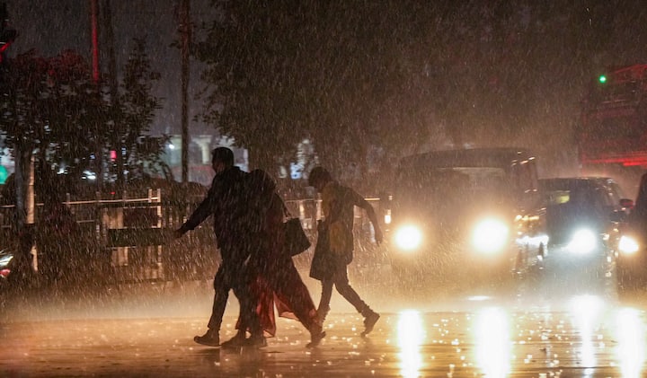 ঝাড়খন্ডের ঘূর্ণাবর্ত সরে গাঙ্গেয় পশ্চিমবঙ্গের ওপর অবস্থান করছে। ঘূর্ণাবর্ত ও মৌসুমী অক্ষরেখার জোড়া ফলায় বৃষ্টি জারি থাকবে। ছবি সূত্র- পিটিআই