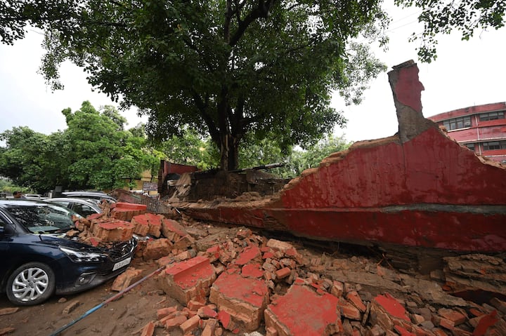 इसमें कहा गया है कि जमीन से निकले कटे हुए केबल वाले दो प्लास्टिक पाइप डिस्कॉम के नहीं हैं और इंटरनेट के तार प्रतीत होते हैं.संगम विहार में करंट लगने की एक और घटना हुई.अठारह वर्षीय अनिल कुमार शाह बाजार से लौटते समय अपने घर के बाहर करंट लगने से मर गए.एक स्थानीय पुलिस अधिकारी ने कहा कि शाह कूड़ा बीनने का काम करता था और संगम विहार के ई ब्लॉक में अपने भाई के साथ रहता था.