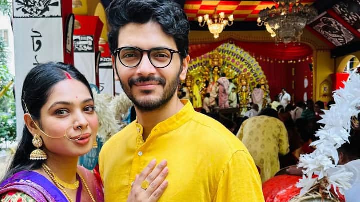 তবে সদ্য মেয়ের সঙ্গে একটি ছবি শেয়ার করে নিয়েছেন সৃজা। সেখানে তিনি বার্তা দিয়েছেন, অন্ধকার পথে তাঁর পাথেয় একমাত্র মেয়ে। আর সেই থেকেই শুরু হয়েছে ফের গুঞ্জন।
