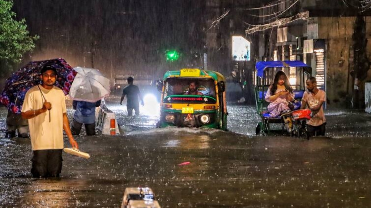 Delhi Rain: दिल्ली में भारी बारिश ने मचाई तबाही, नाले में डूबकर मां-बेटे की मौत, कई लोग घायल