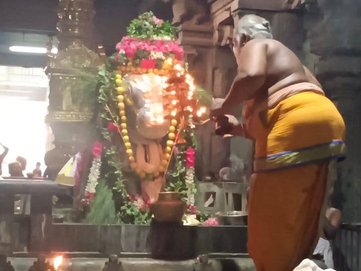 Karur Kalyana Pasupadeeswarar kovil Aadi Pradosham festival - TNN ஆடி பிரதோஷம்: கரூர் கல்யாண பசுபதீஸ்வரர் ஆலய நந்தி பகவானுக்கு சிறப்பு அபிஷேகம்