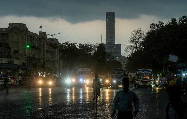 দক্ষিণবঙ্গের সব জেলাতেই ভারী বৃষ্টির পূর্বাভাস দিয়েছে আলিপুর আবহাওয়া দফতর। বিক্ষিপ্তভাবে অতি ভারী বৃষ্টি বেশ কয়েকটি জেলাতে, এমনটাই জানান হয়েছে। ছবি সূত্র- পিটিআই
