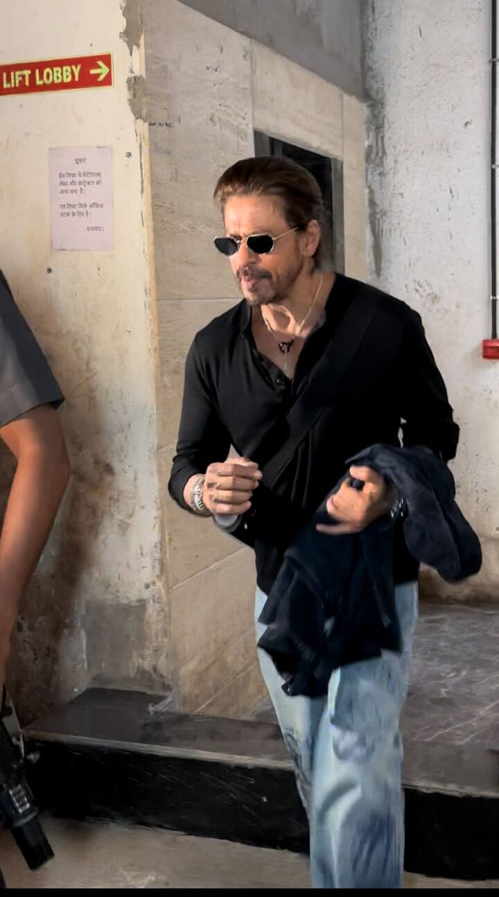 शाहरुख की आने वाली फिल्मों की बात करें तो वो जल्द ही बेटी सुहाना के साथ स्क्रीन शेयर करते हुए नजर आएंगे. ये पापा-बेटी की जोड़ी फिल्म किंग में नजर आने वाली है.