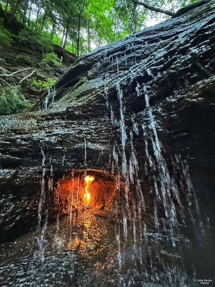 दरअसल इस झरने के ठीक पीछे गैस का रिसाव होता रहता है, यही वजह है कि यहां आग जलती रहती है.