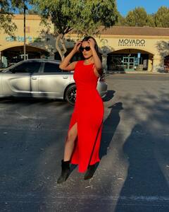 Shehnaaz Gill Photos: रेड थाई हाई स्लिट गाउन में शहनाज गिल ने फ्लॉन्ट किए टोन्ड लेग्स, सिजलिंग अवतार देख फैंस के छूटे पसीने