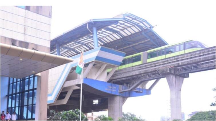 mumbai a mobile phone of a commuter burst while travelling in monorail in maharashtra Mumbai: मुंबई में मोनोरेल में फटा यात्री का मोबाइल, मच गई अफरा-तफरी और फिर...