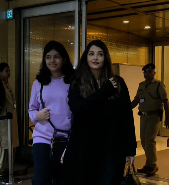 हालांकि इसी बीच कुछ ऐसे यूजर्स भी हैं. जो मां-बेटी की इस जोड़ी को ट्रोल करते नजर आए. एक यूजर ने लिखा कि, 'बेचारी बच्ची का बचपन छीन लिया ऐश ने..' दूसरे ने लिखा, 'आराध्या अपनी मां की तरह तो दिखती ही नहीं..'