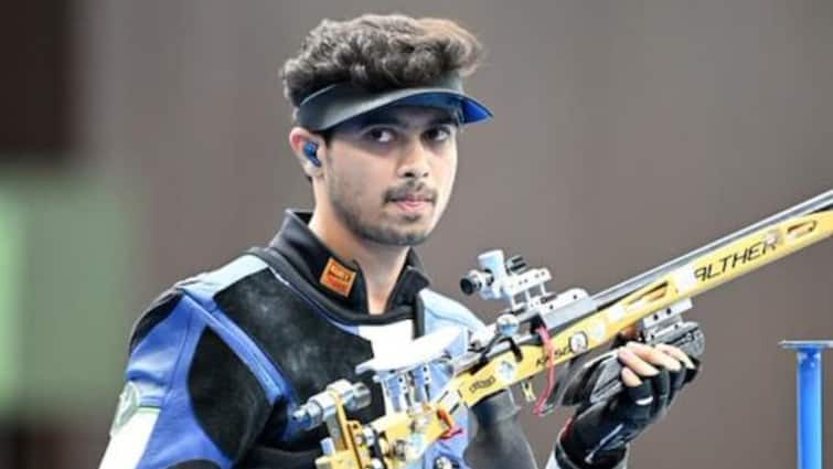 Who is Swapnil Kusale Profile Paris 2024 Olympics bronze medal winner india maharashtra kolhapur shooter marathi news  Swapnil Kusale : बापाने कर्ज काढून प्रशिक्षण दिलं, ऑलिम्पिक गाजवणाऱ्या स्वप्नीलची कहाणी