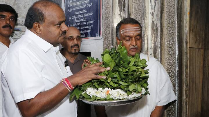 भाजपा, कर्नाटक कांग्रेस पर घोटाले का आरोप लगा रही है. मैसूर अर्बन डेवलपमेंट अथॉरिटी की जमीन के सौदे में सिद्धारमैया की पत्नी पर आरोप लगे हैं. यही कारण है कि भाजपा तीन से 10 अगस्त के बीच पदयात्रा निकल रही है, लेकिन एचडी कुमारस्वामी की नाराजगी से न मांगे भी कांग्रेस को बड़ी मदद मिल गई है.