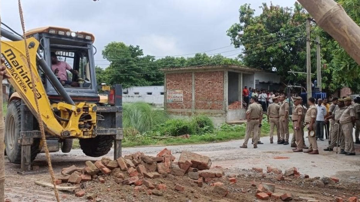 अब मान-सम्मान पर चल रहा बुलडोजर… हरिशंकर तिवारी की प्रतिमा के लिए बन रहा चबूतरा तोड़ा तो भड़के अखिलेश यादव