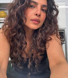 नन्ही सी मालती चोपड़ा को रोटी बेलते देख हैरत में लोग, Priyanka के लिया मां ने विदेश में बनाई भिंडी, देखें Pics