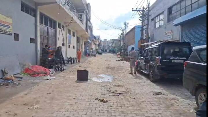 दिल्ली से सट्टे साइबर सिटी गुरुग्राम में उस वक्त हड़कंप मच गया जब किसी ने पुलिस को सूचना दी कि कादीपुर इंडस्ट्रियल एरिया में गैस लीक की स्मेल आ रही है. सूचना मिलते ही पुलिस कादीपुर इंडस्ट्रियल एरिया पहुंची, जहां पर गैस लीक होने की सूचना मिली थी.