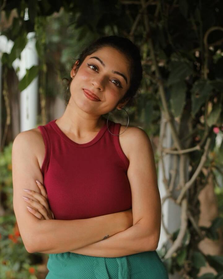 సింపుల్ లుక్తో క్యూట్గా నవ్వేస్తూ ఫోటోలకు సింపుల్గా ఫోజులిచ్చింది. గ్రీన్ బోటమ్, రెడ్ టీ షర్ట్ వేసుకుని మినిమల్ మేకప్ లుక్లో ఫోటోలు దిగింది.(Images Source : Instagram/Varsha Bollamma)