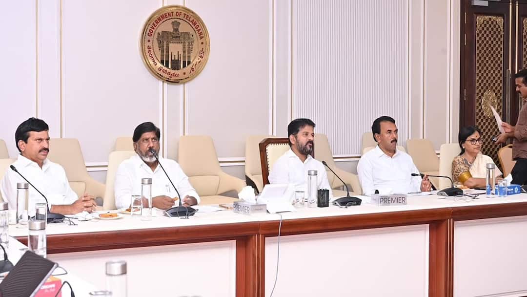 Telangana Cabinet: ఆ ఇద్దరికీ గ్రూప్-1 జాబ్స్, కొత్త రేషన్ కార్డులు, ఇతర అంశాలకు కేబినెట్ ఆమోదం Telangana cabinet approves key decisions in their meeting Telangana Cabinet: ఆ ఇద్దరికీ గ్రూప్-1 జాబ్స్, కొత్త రేషన్ కార్డులు, ఇతర అంశాలకు కేబినెట్ ఆమోదం