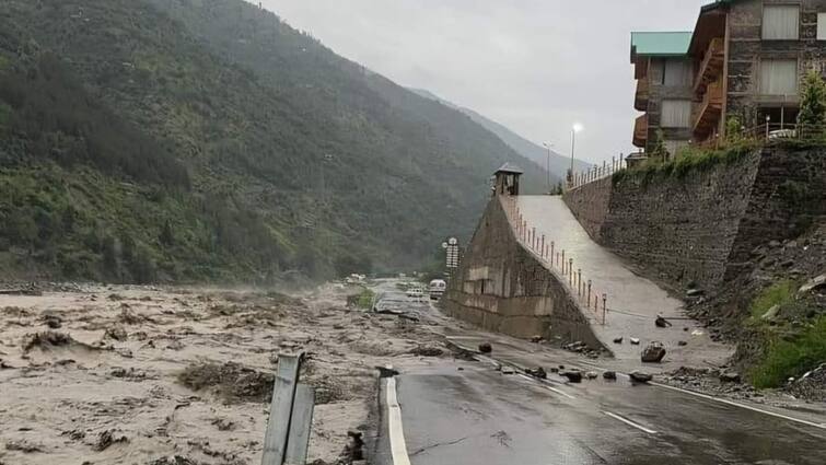 Heavy loss due to cloud burst in Himachal Pradesh PM Modi assured help JP Nadda spoke to CM हिमाचल में बादल फटने से भारी नुकसान, PM मोदी ने दिया मदद का भरोसा, जेपी नड्डा ने की CM से बात