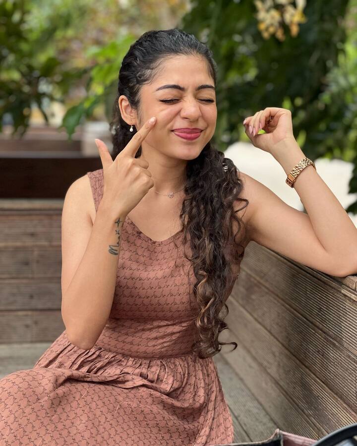 తన నటనతో తెలుగులో కూడా అభిమానులను సంపాదించుకుంది. ఈ భామకు మీమ్స్ నాలెడ్జ్ కూడా బాగా ఎక్కువే.(Images Source : Instagram/Varsha Bollamma)