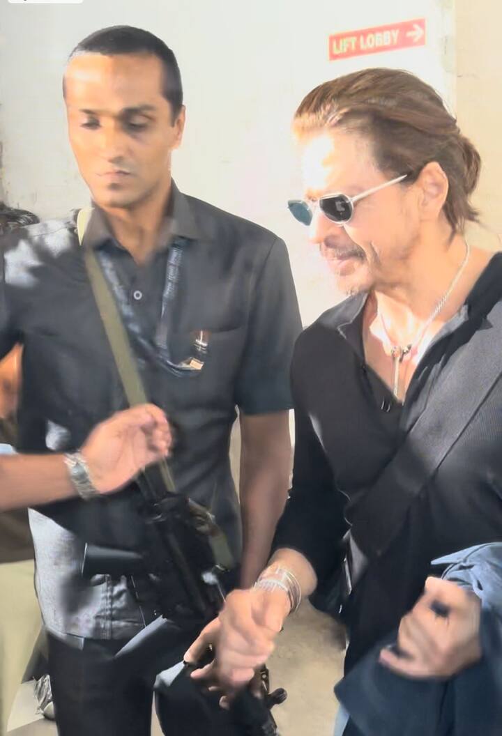 शाहरुख खाम के लुक के फैंस दीवाने हो रहे हैं. उनकी फोटोज खूब वायरल हो रही हैं. वहीं कुछ फैंस को उनकी चिंता हो रही है तो वो उनकी फोटोज पर कमेंट करके हेल्थ अपडेट मांग रहे हैं.