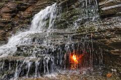 इस झरने के नीचे हमेशा जलती रहती है आग, पानी और बर्फ का भी नहीं होता है असर