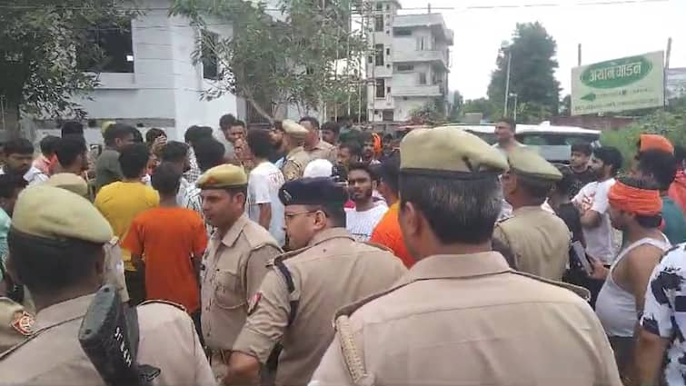 UP Hapur Madrasa Kanwariyas Ruckus accused of spitting on Kanwar ANN हापुड़ में मदरसे के सामने से कांवड़ियों का हंगामा, कांवड़ पर थूकने का है आरोप