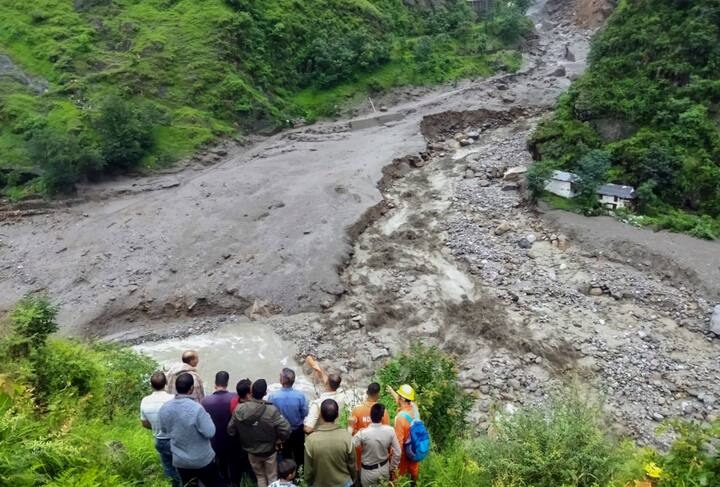 मंडी में भारी बारिश की वजह से तीन घर बह गए हैं. इसके अलावा यहां 11 लोगों के लापता होने की सूचना है. जिला कुल्लू के पार्वती डैम के नजदीक भी भारी तबाही का मंदिर देखने को मिला है. मनाली और मलाणा में भी भारी बारिश की वजह से नुकसान हुआ है. स्थानीय प्रशासन ने लोगों से एहतियात की अपील की है.