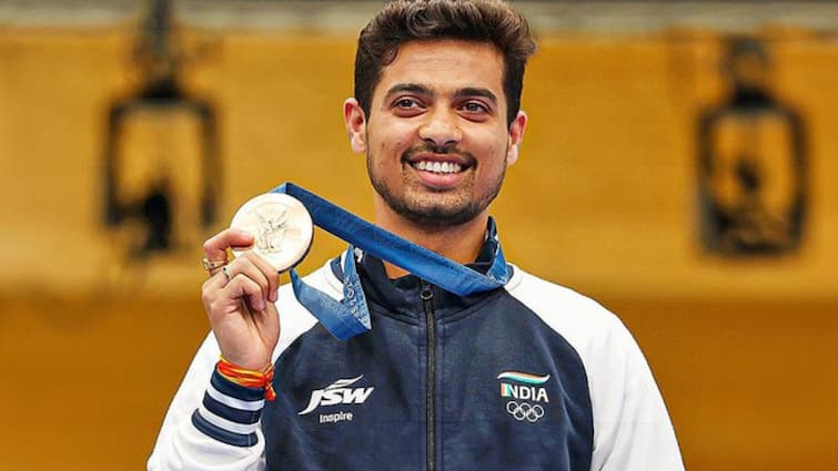 Swapnil Kusale Maharashtra CM Eknath Shinde announced 1 Crore to Olympian Bronze medal winner kolhapur shooter Paris Olympic Swapnil Kusale : आता मुख्यमंत्र्यांनीही पेटारा उघडला, ऑलिम्पिक पदकवीर स्वप्नील कुसाळेला 1 कोटी रुपयांचं इनाम जाहीर!