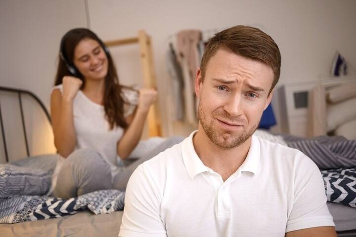 कई बार ऐसा होता है कि कुछ छोटी-छोटी बातें महिलाएं अपने पति से छुपानी लगती है. ऐसे में अक्सर पति समझ नहीं पाते हैं.