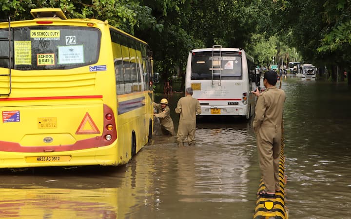 22 वर्षीय तनुजा और उसका तीन साल का बेटा प्रियांश पूर्वी दिल्ली के गाजीपुर इलाके में एक साप्ताहिक बाजार गए थे, जब वे पानी से भरे नाले में गिर गए और डूब गए. यह घटना रात करीब आठ बजे खोड़ा कॉलोनी इलाके के पास हुई, जहां सड़क किनारे नाले का निर्माण चल रहा था. जब उनके शवों को पानी से बाहर निकाला गया तो महिला ने अभी भी बच्चे को अपनी बाहों में लपेटा हुआ था.