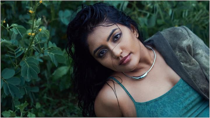 Eesha Rebba Latest Photos: ఈషా రెబ్బా తన లేటెస్ట్‌ ఫోటోలు చేసింది. మత్తెక్కించే కళ్లతో ఈషా కుర్రకారు మతిపోగోడుతుంది.