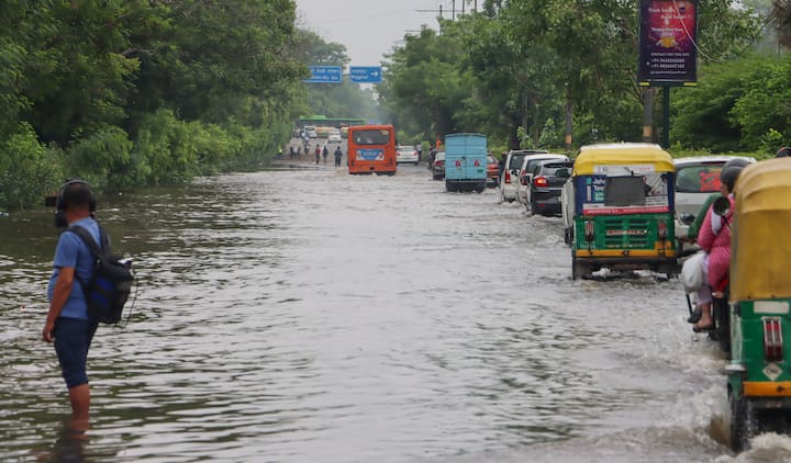 अधिकारी ने कहा कि प्रथम दृष्टया यह करंट लगने का मामला लग रहा है, लेकिन वास्तविक कारण की पुष्टि जांच के बाद ही हो पाएगी. पोस्टमार्टम जांच के बाद. भारी बारिश के कारण, हमें सार्वजनिक परिवहन नहीं मिल सका. हम उसे अपने कंधों पर उठाकर बत्रा अस्पताल ले गए, अनिल के चाचा रामजी शाह ने कहा, उन्होंने कहा कि उनके भतीजे की मृत्यु नागरिक अधिकारियों और बीएसईएस की लापरवाही के कारण हुई.