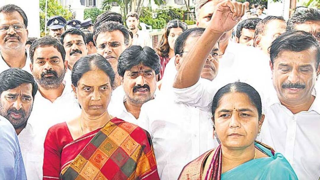 brs mla sabitha indra reddy and Sunitha mahender reddy counters to cm revanth reddy BRS News: మహిళలను సీఎం అవమానించారు, క్షమాపణ చెప్పాల్సిందే - బీఆర్ఎస్ మహిళా ఎమ్మెల్యేలు