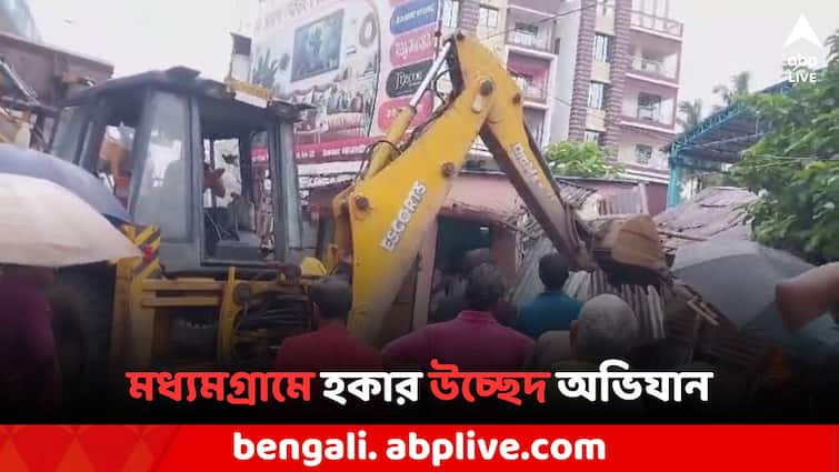 Heart touch moment seen at Hawker eviction drive In Madhyamgram Madhyamgram Eviction Drive: হকার উচ্ছেদ রুখতে পুরপ্রধানের পা ধরে আবেদন, যুবকের অসহায়তার ছবি মধ্যমগ্রামে