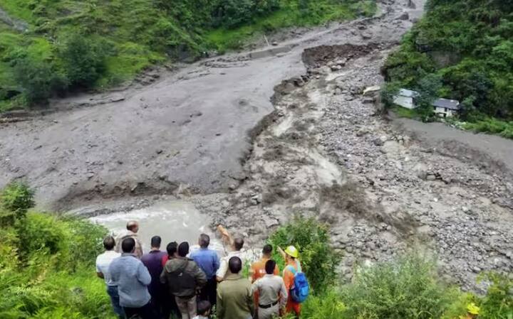 ਖ਼ਰਾਬ ਮੌਸਮ ਕਾਰਨ ਪਹਾੜੀ ਰਾਜ ਵਿੱਚ ਭਾਰੀ ਤਬਾਹੀ ਹੋਈ ਹੈ। ਵੀਰਵਾਰ (1 ਅਗਸਤ) ਨੂੰ ਭਾਰਤੀ ਮੌਸਮ ਵਿਭਾਗ ਨੇ ਕਿਨੌਰ ਅਤੇ ਲਾਹੌਲ-ਸਪੀਤੀ ਨੂੰ ਛੱਡ ਕੇ ਹਿਮਾਚਲ ਪ੍ਰਦੇਸ਼ ਦੇ ਸਾਰੇ ਜ਼ਿਲ੍ਹਿਆਂ ਵਿੱਚ ਭਾਰੀ ਮੀਂਹ, ਤੂਫ਼ਾਨ ਅਤੇ ਬਿਜਲੀ ਡਿੱਗਣ ਦੀ ਸੰਭਾਵਨਾ ਦੇ ਨਾਲ ਇੱਕ 'ਆਰੇਂਜ' ਅਲਰਟ ਜਾਰੀ ਕੀਤਾ ਹੈ।