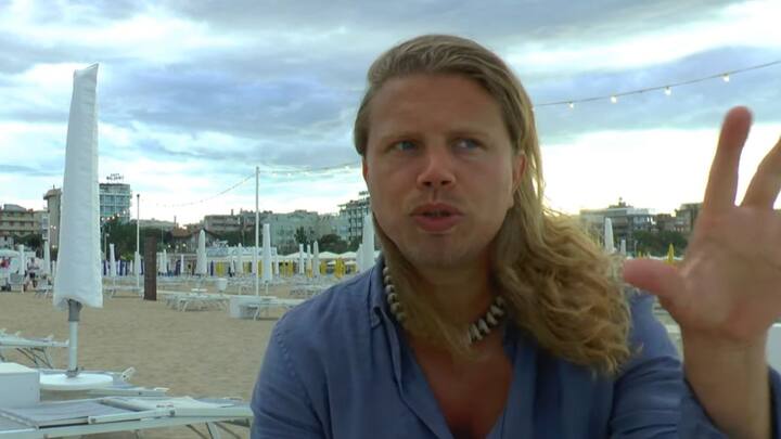 न्यूज़ 18 की रिपोर्ट के मुताबिक द सन वेबसाइट की रिपोर्ट में बताया गया है कि जोनाथन मेयर पर ओटीटी प्लेटफॉर्म नेटफ्लिक्स ने एक डॉक्यूमेंट्री बनाई है. इस शख्स का कहना है कि उसे ठीक याद नहीं है, लेकिन वह अंदाजा लगा कर बता सकता है कि उसके अलग-अलग देश में करीब 1000 बच्चे मौजूद हैं.