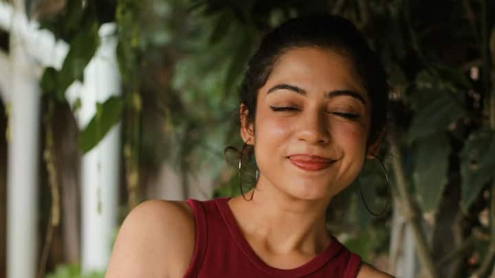 Varsha Bollamma Latest Photos : క్యూట్ హీరోయిన్ వర్ష బొల్లమ్మ తన లేటెస్ట్ ఫోటోలను ఇన్​స్టాలో షేర్ చేసింది. ఫోటోలకు క్యూట్​ ఫోజులిస్తూ అందంగా కనిపించింది.