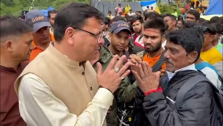 Kedarnath Cloud Burst 1525 devotees stranded rescued CM Pushkar Singh Dhami met them केदारनाथ में फंसे 425 यात्री एयरलिफ्ट, बारिश से हुए नुकसान की सीएम धामी ने ली जानकारी 