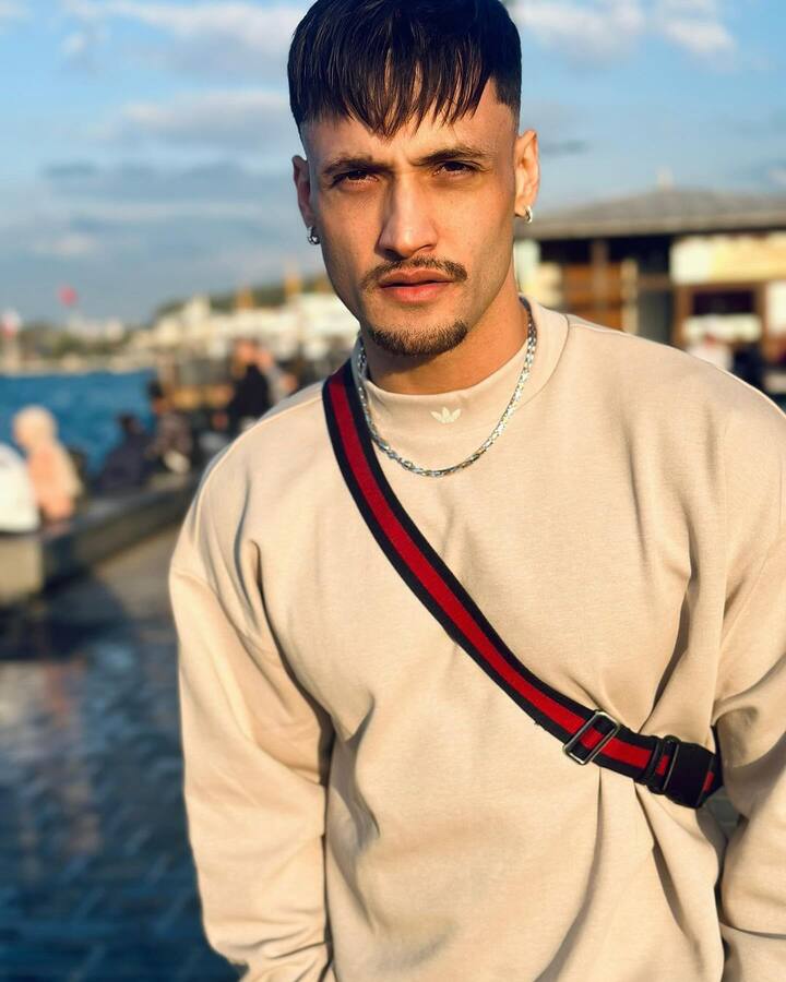 रियलिटी शो 'खतरों के खिलाड़ी 14' इन दिनों चर्चा में बना हुआ है. दरअसल शो से बाहर हुए कंटेस्टेंट आसिम रियाज ने शो के होस्ट और डायरेक्टर-प्रोड्यूसर रोहित शेट्टी के साथ ही झगड़ा कर लिया था. जिसकी वजह से वह अब लगातार सुर्खियों में बने हुए है.