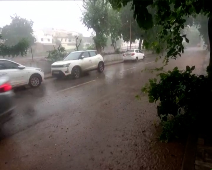 Ahmedabad Rain: અમદાવાદમાં મેઘરાજાની ધબધબાટી, પોશ વિસ્તારમાં આવેલા બંગલાઓમાં પાણી ભરાયા